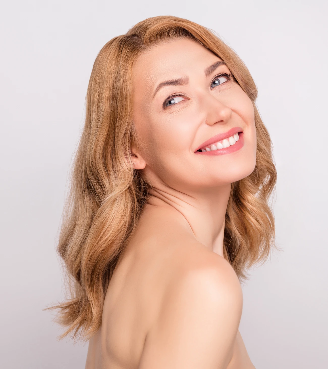 Photo portrait woman happy dreamy doing skin treatment in salon looking. vollure treatment